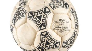 10 milioane de dolari pentru „Mâna lui Dumnezeu”? Mingea lui Maradona, scoasă la licitație
