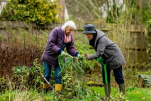 5 activități simple de grădinărit care îți pot îmbunătăți starea de spirit