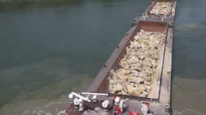 A început scufundarea barjelor în Dunăre, pentru creșterea debitului spre Centrala Nucleară de la Cernavodă / Radu Miruță a fost în zona Brațului Bala