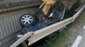 Accident cu cinci victime, între care doi copii de trei și nouă ani. Un autoturism s-a răsturnat și a intra în gradul unei gospodării