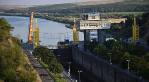 Alertă la Cernavodă: Barjele scufundate în Dunăre se pot disloca în orice moment