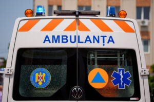 Ambulanță, atacată cu topoarele, bâte și pietre, într-un sat din Cluj. Motivul furiei localnicilor