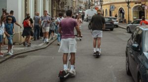 Amenzi uriașe pentru utilizatorii trotinetelor electrice la Paris. Noile reguli au intrat deja în vigoare