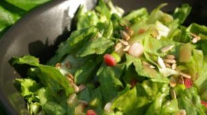 Atenție la salata verde mărunțită: Medicii avertizează asupra riscurilor unei infecții parazitare extinse