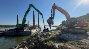 Barje scufundate în Dunăre pentru a crește debitul apei spre Centrala de la Cernavodă