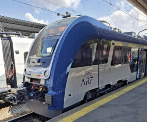 Calea ferată pierde pasageri chiar şi pe rutele „vedetă“, care leagă Capitala de munte şi de litoralul românesc. Traficul pe Bucureşti-Braşov a scăzut cu 8,7%, iar pe ruta vacanţelor, Bucureşti-Constanţa, cu 8,3% în S1 anul acesta