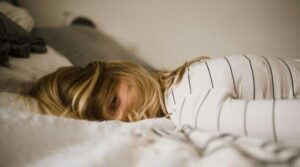 Ce este „revenge bedtime procrastination”, fenomenul care te ține treaz la miezul nopții