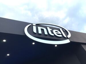 Celebra companie americană Intel lansează o ofertă de vânzare de acţiuni în valoare de 15 miliarde de dolari pentru a face rost de bani pe care să-i investească în AI