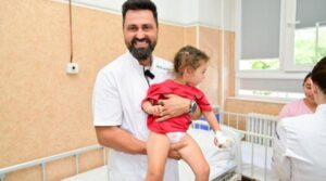 Chef Orlando Zaharia a gătit pentru copiii de la Spitalul de Pediatrie din Ploiești: ”Mâncarea nu e doar combustibil pentru corp, ci și bucuria pe care o poți dărui”