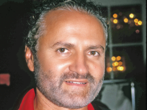 Cum a ajuns Gianni Versace, un copil din Calabria, să transforme moda într-un imperiu global