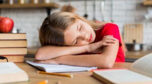 De ce copilul tău e obosit după școală și ce poți face: nutriție, somn și suplimente care ajută