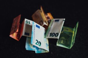 De ce își învelesc oamenii banii în folie de aluminiu. Trucul pe care puțini îl cunosc