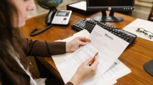 Divorțată la 60 de ani ca soțul să aibă copii cu o femeie mai tânără. Ce a pățit fostul soț ani mai târziu a devenit viral