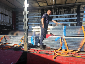 Doi migranți din Maroc, găsiți în stare de inconștiență în semiremorca unui TIR din Turcia. Au intrat ilegal în România