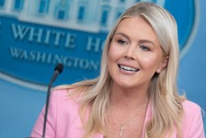 Donald Trump pierde unul dintre cei mai apropiați oameni de la Casa Albă. Karoline Leavitt pleacă la finalul lunii