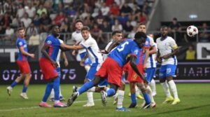 FCSB revine spectaculos de la 0-2 și salvează un punct cu Farul. Echipa din Berceni ratează victoria, dar urcă pe primul loc în Superligă