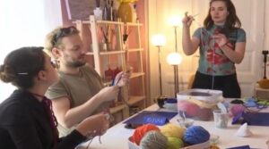 Gen Z redescoperă croșetatul! Hobby-ul bunicii a devenit cel mai trendy lucru din 2026