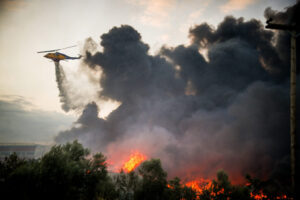 Grecia. Incendiile fac ravagii în apropierea Atenei. Sute de pompieri intervin pentru stingerea lor în condiții de vânt puternic