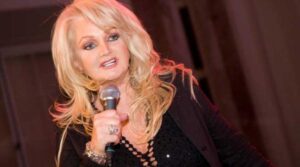 Imagini copleșitoare în Țara Galilor: Sute de oameni au plâns în stradă la întoarcerea acasă a trupului lui Bonnie Tyler