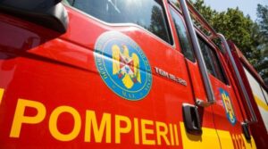 Incendiu într-un cimitir din Botoșani de la o lumânare aprinsă. Flăcările au cuprins vegetația și crucile din lemn