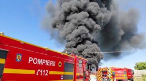 Incendiu violent în Băicoi, cu degajări masive de fum. Autoritățile au emis RO-ALERT, iar pompierii intervin în forță