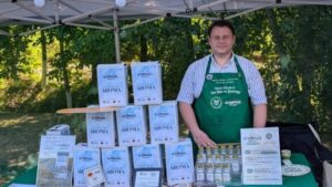INTERVIU  A pornit cu trei hectare de aronia și produce astăzi până la 20 de tone pe an. Alexandru Andrieși, antreprenor din Suceava: „Dacă nu știi să vinzi, ai o problemă”
