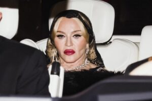 Madonna își sărbătorește cea de-a 68-a aniversare în Grecia. A mers cu elicopterul la Meteora pentru o întâlnire cu un stareț