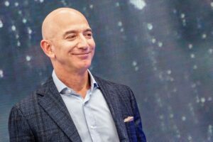 Miliardarul de la Amazon, Jeff Bezos vrea să intre în fotbal: Un grup de firme s-ar pregăti să cumpere 30% din acţiunile FC Liverpool, într-o tranzacţie de 6 miliarde de dolari