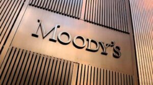 Moody’s păstrează ratingul României la Baa3, dar menține perspectiva negativă. Ce semnal transmite agenția de evaluare