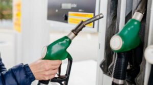 Motorina se ieftinește cu 68 de bani pe litru de la miezul nopții. Cât economisești la un plin