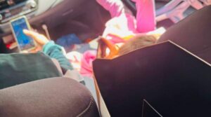 Șoferul de Bolt care își crește singur fetița în mașină. Povestea care a emoționat-o pe Mara Bănică