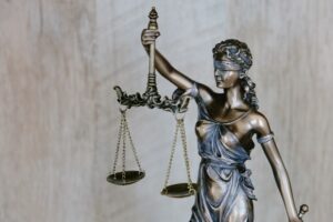 Primarul din Zănești, trimis în judecată pentru mită și abuz în serviciu