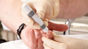 Pulsoximetru vândut drept glucometru: capcana din reclamele online pentru diabetici. Avertismentul unui medic diabetolog
