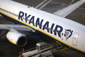 Raport preliminar: Ce a cauzat spargerea geamului avionului Ryanair, în urma căruia un pasager a fost aspirat parțial în exterior