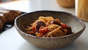 REȚETĂ VIDEO  Spaghetti țărănești cu Cârnați Durdulii și telemea. Rețeta care transformă câteva ingrediente simple într-o masă plină de gust
