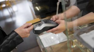 Relația cu banii, de la Boomeri la Gen Z: Portofelul e mort, trăiască telefonul