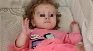 România fără suflet: Trei copii mici, abandonați de părinți, fără remușcări, la Roman. Au refuzat orice ajutor. Au vrut doar să scape de ei