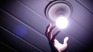Românii economisesc electricitatea: Consumul a scăzut puternic în orele de vârf