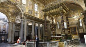 Roma sfidează canicula. „Ninge” în august la Bazilica Santa Maria Maggiore