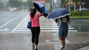 Schimbare bruscă a vremii în România: De la caniculă, la furtuni și vijelii. Ce zone sunt vizate de avertizările meteo?