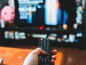 STUDIU  Privitul excesiv la televizor poate afecta sănătatea creierului / Cum reducem efectele nocive ale ecranelor