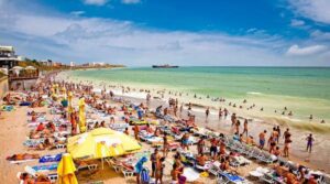 Surpriză pe litoral în august: Prețurile nu au explodat! Cât te costă o vacanță de 5 nopți la mare