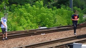 Tânără de 19 ani, lovită de tren în Gara Mangalia. Avea căști și ar fi ignorat semnalele de avertizare