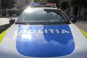 Teribilism la Galați: Un copil de 15 ani, fără permis, s-a izbit cu o mașină furată de un stâlp