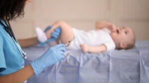 Tot mai mulți părinți refuză injecția cu vitamina K la naștere. Decizia triplează riscul de hemoragie cerebrală