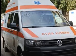 Trei tineri, reținuți după ce ar fi atacat o ambulanță din Cluj. Echipajul a fost lovit cu bâte, topoare și pietre