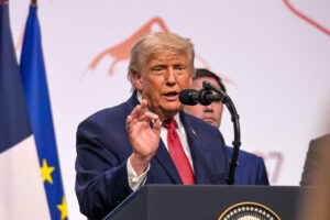 Trump încearcă din nou să limiteze cetățenia prin naștere în SUA  A semnat două noi decrete privind imigrația