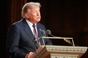 Trump obține o victorie în instanță în lupta împotriva tratamentelor pentru tinerii transgender