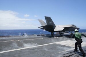 Un avion F-35 s-a prăbușit lângă baza „Top Gun” în California. Pilotul s-a catapultat