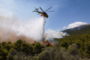 Un elicopter implicat în stingerea unui incendiu de vegetație s-a prăbușit. Două persoane se aflau la bord